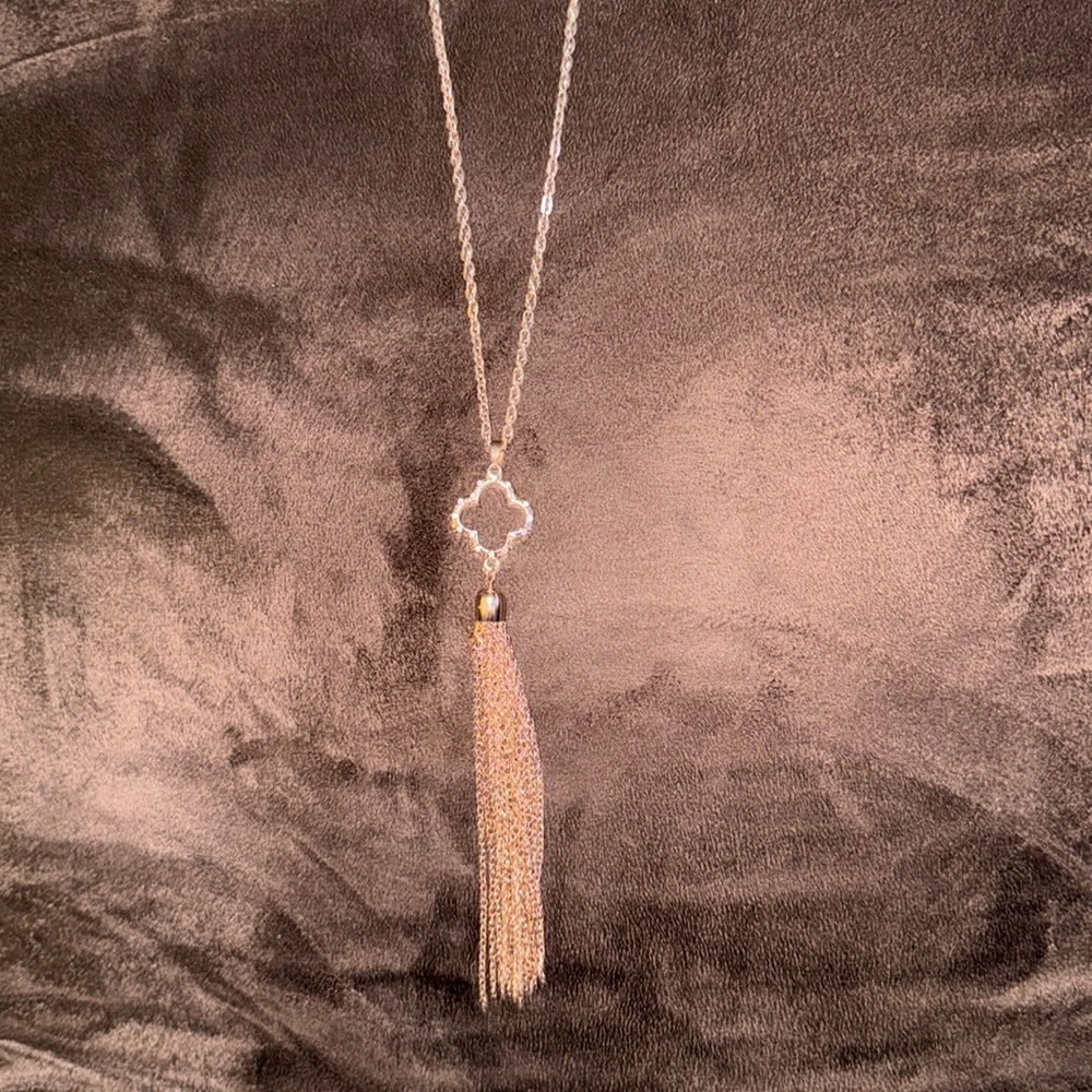 Never worn! Amrita Singh clover tassel necklace